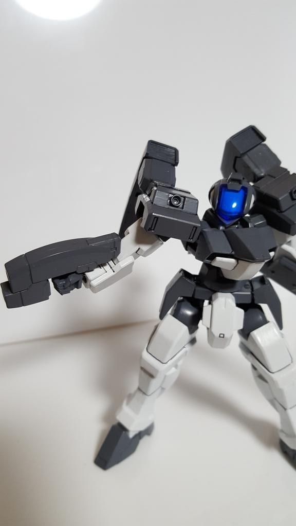 右手：ジェノアスのライフル