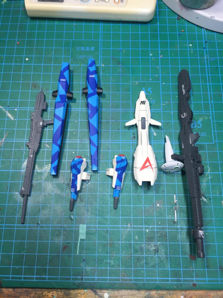 武装類です ビームサーベルもありますよー
追加でEx-Sのライフルとデルタカイのファンネルを追加 Ex-Sのライフルはジャンクパーツを加工して腕にマウント出来るようにしました