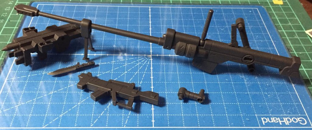 武器類は本体キット付属のものに加え、210mm対物ライフルとパイルバンカーシールド(ガンダムエース付録の鉄血オプションセット)のものも作りました。工作で対物ライフルの脚を二脚にしています。