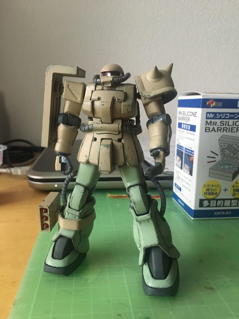 組み立て完了。ここから爪楊枝でエッジをひっかいていきました。ところどころやり過ぎたところはダークイエローで塗ったり、スポンジ焼き鉄色で修正、ごまかし