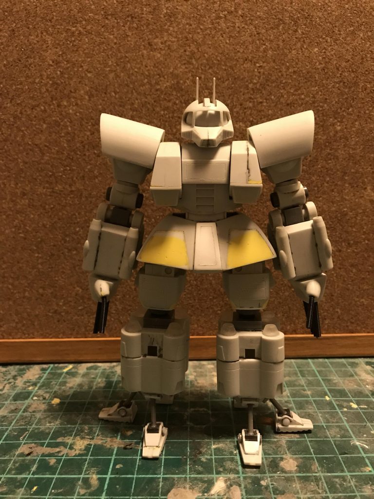 寸胴なのでウエストを延長したついでにボールジョイント化、足は両脚がシリンダーを挟むようになっているため動かないので撤去し股関節と膝をボールジョイントで動かせるようにしました。