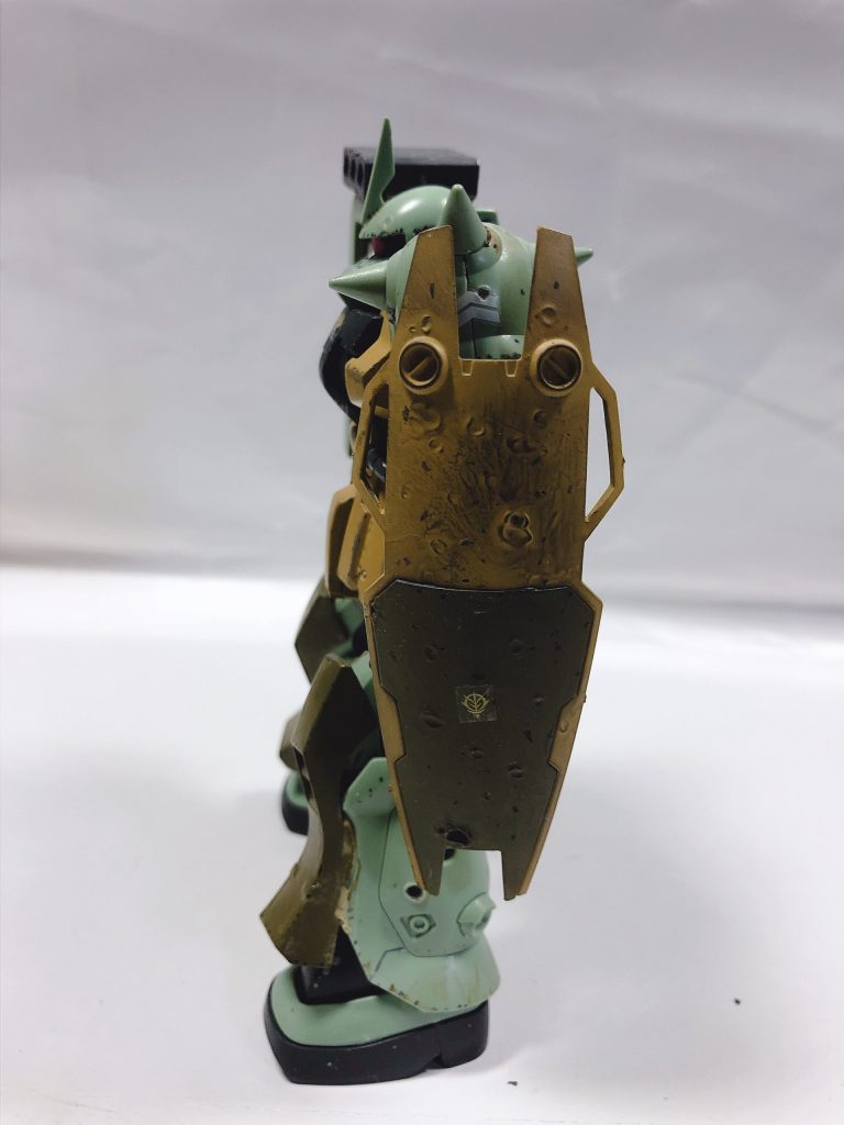 左
シールドは取り外し可能で腕に3ミリ穴を開けてあり