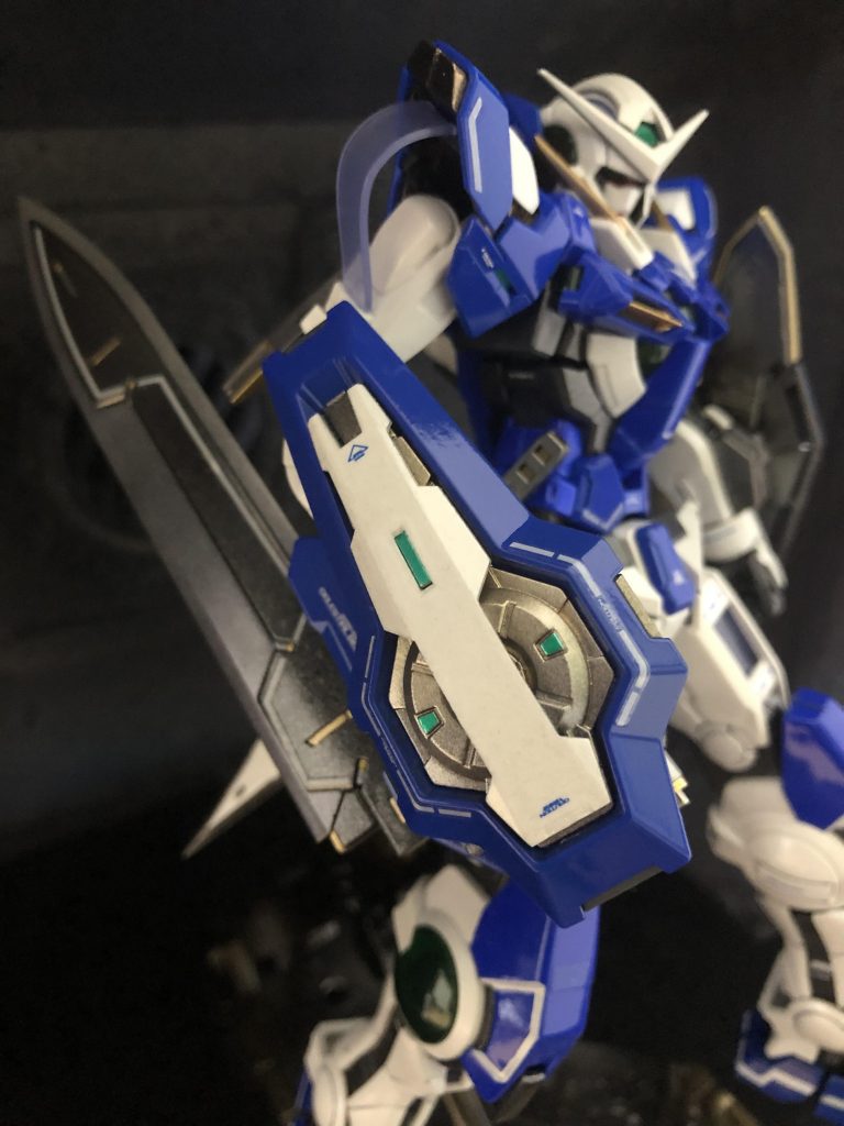 内部は金属感が出るように、金属色を何色か重ねました。