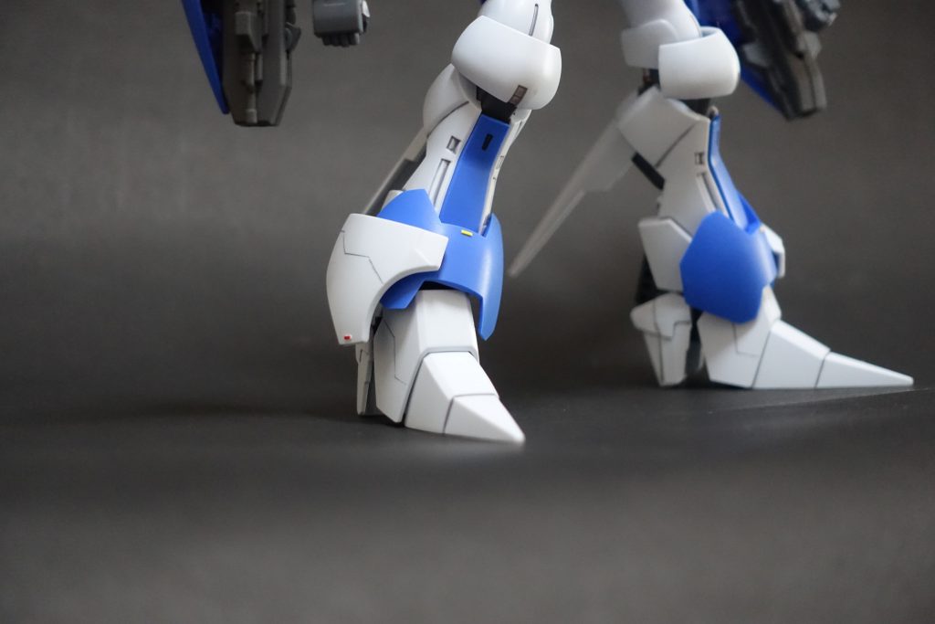 プラ片を赤や黄で塗り差し色に