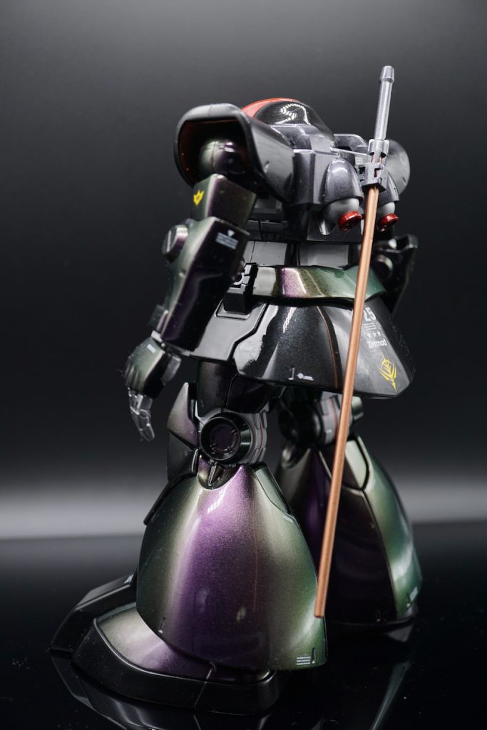 子供の頃から一度は作ってみたいと思っていた黒い三連星の三機のドム。配色を考えていた時に頭に浮かんだのが、タミヤのポリカーボネート用偏光塗料パープル/グリーン。光の加減によって紫から緑へと変化する面白い塗料。ツヤ仕上げにするために塗装前の下処理を丁寧にした結果とても良い感じの仕上がりとなりました。