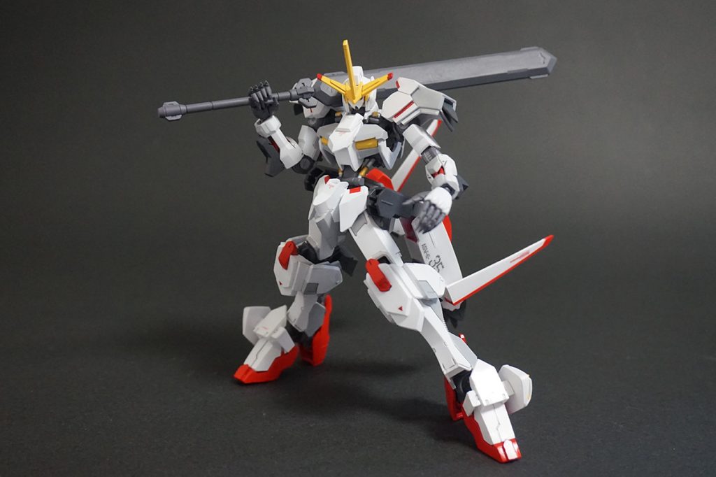 鉄血のMSは大物を担いだ姿が似合いますね。