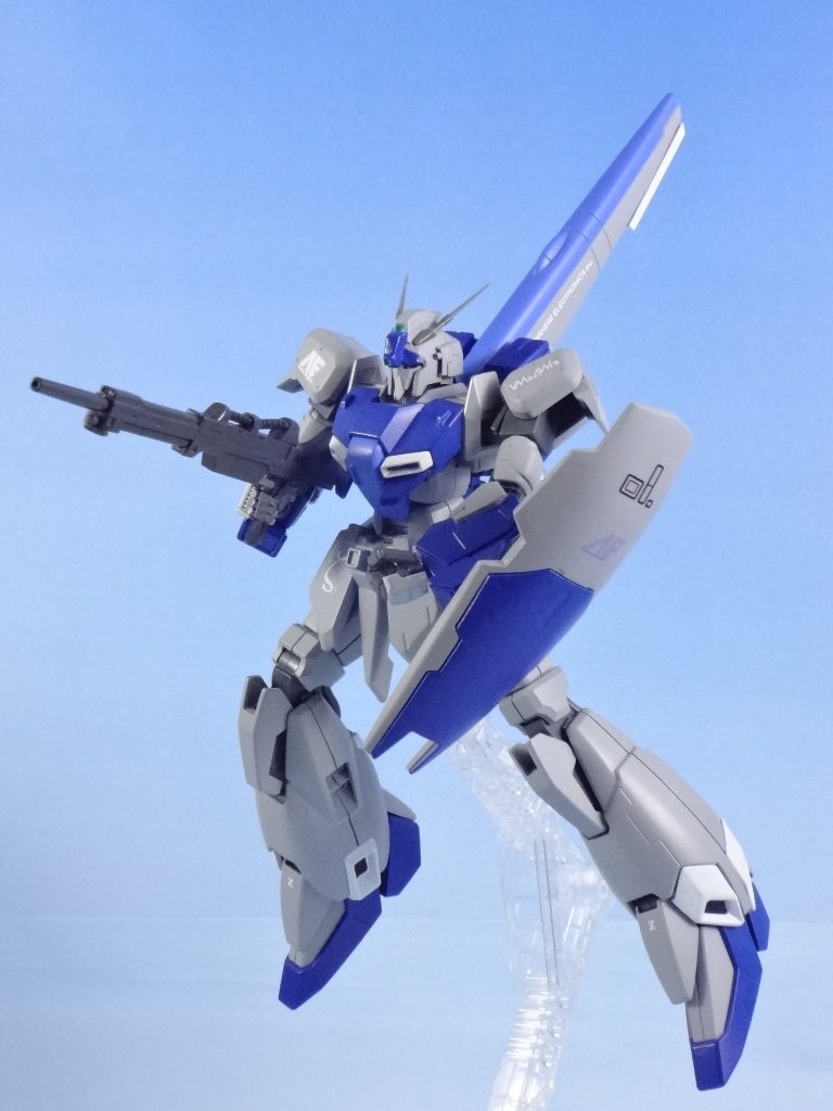 破損したアンテナはウェーブのアンテナに交換修理。
(T▽T)
気を取り直して、
塗装ですが横着しました。サーフェーサーとスプレー塗装。
胸と腕とバックパックとBWS本体をMSブルーZ系、ダクトをMSホワイト、コックピットとテールステビライザーの上をMSライトブルー。グレーはサフのまま。