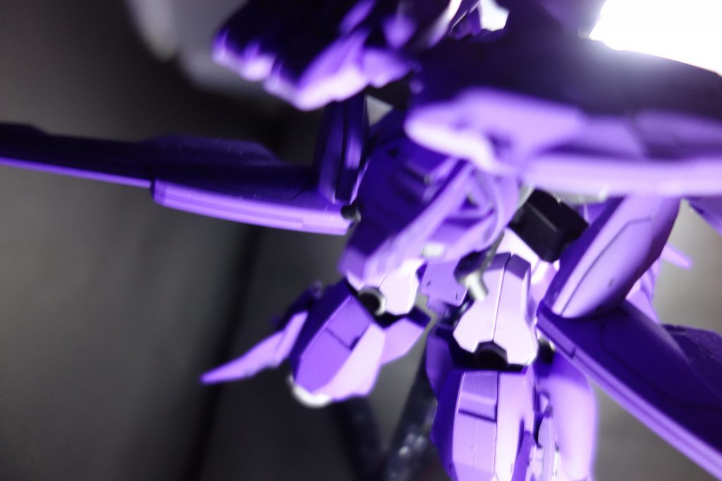 サイドアーマーについているコンテナはネオジムでつけてます。カラーレシピとしては薄い紫はMrカラーのパープルを白で適当に薄めたものを、濃い所は薄さを濃いめにしたものです。で、フレームはいつも通りフレームメタリック2、GNドライブは手抜きパール塗装です。黒いところはオリジナルのメタリックバイオレットブラックです。武器はクリアパープルを濃いめに塗ってその後プレコーのクリアを吹きました。