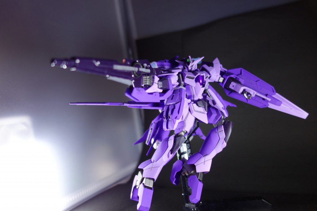 足首から上の本体はアイズガンダムです。ほぼアイズガンダムですね。で、足とバックパック、そしてリアアーマーの後ろのGNドライブはシェヘラザードのものです。変更点としては背中のGNドライブをプトレマイオスコンテナの砲門部分に変更している所ぐらいですかね。