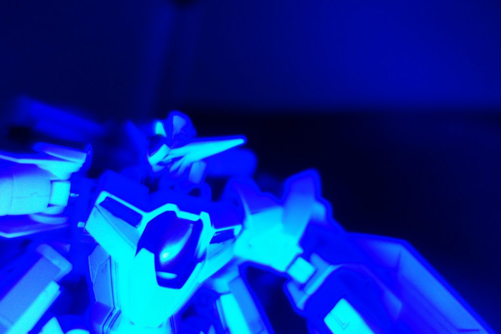 カメラアイはガンダムマーカー蛍光グリーンを塗ったので光るんですが、分かりにくすぎるぞこの写真。あと武器にサイトレンズの所に蛍光クリアパーツをはめ込んで光るようにしてます。あとコンテナの蛍光パーツの上にルビーレッドのシートを貼ってます。という感じです。大分長くなってしまいました。最後まで見て頂きありがとうございました。