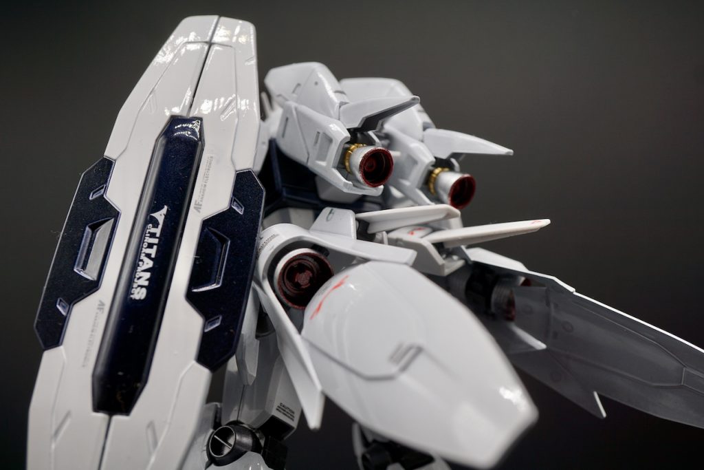 ずーっと苦手だった白塗装。この機体を仕上げた事によってかなり苦手意識が解消。曲線の多いデザインからなのか中々写真では捉えられない白のツヤ仕上げも良い感じに撮影出来て塗装&撮影共に満足の行く出来となる(嬉)。