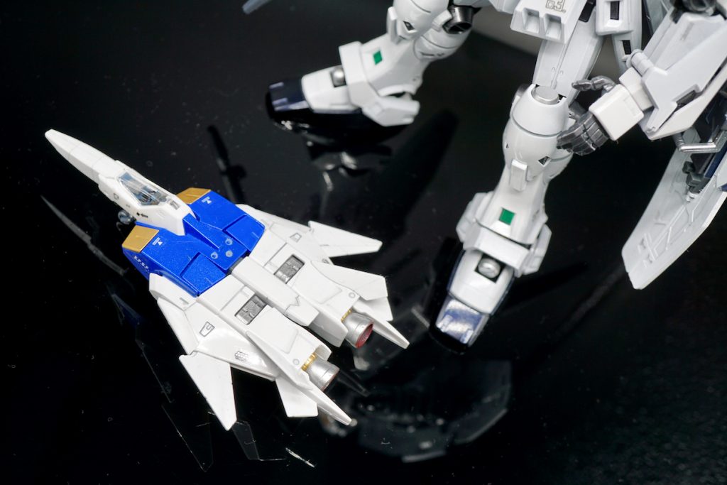 パイロット生還率を考慮しアナハイムではコアファイター推しだったらしいけど、ステイメンを次期主力ガンダム製作の母体として考えていたティターンズは当初より全天周モニターとリニアシートを採用。その結果コアファイターは採用されずアナハイムから譲渡されたままのカラーリングで偵察機として運用。RX-78ガンダムのコアファイターと比べるとかなり大柄でより戦闘機的なデザイン。