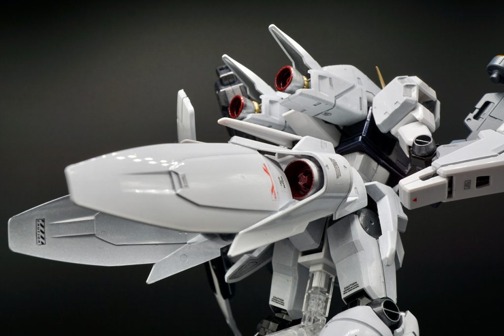 ステイメンの特徴的なバックショット。数あるガンダムの中でも一番なんじゃないかと思える格好良さ。特に腰の燕尾服のようにスッと後ろに華麗に伸びるスラスターが美しい。