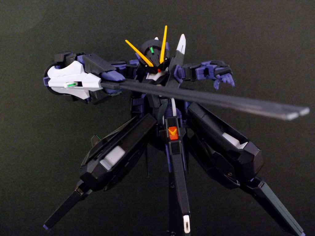 コンポジット・シールドブースター構え Iフィールド、ブースターとしての機能に加え、ビームキャノン、ヒートブレード、クローアーム、ウインチユニットも付いている優れ物。シールドとは(哲学)