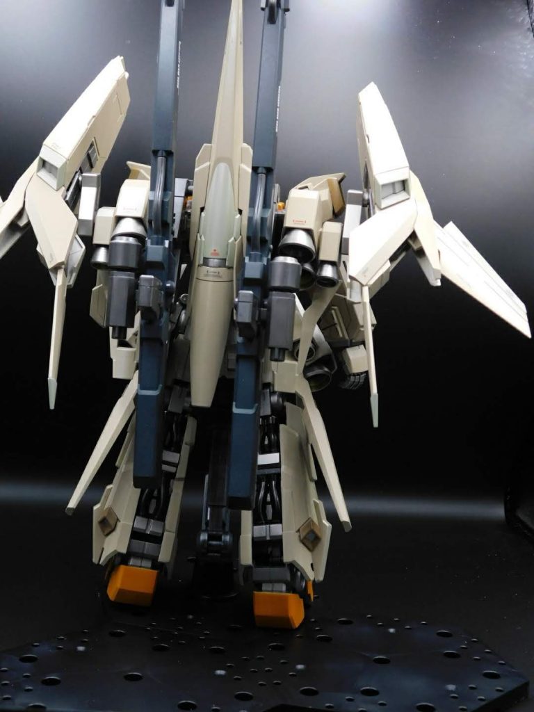 特に捻りもない背中。