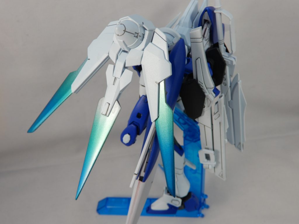 バックパックを左肩に持ってきてクアンタ風に