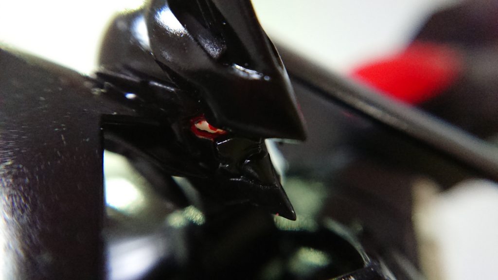 *頭部*
頭部のサイズの割に巨大なグラビカルアンテナを三本装備している。またカメラアイは眼球を模した形状をしている。