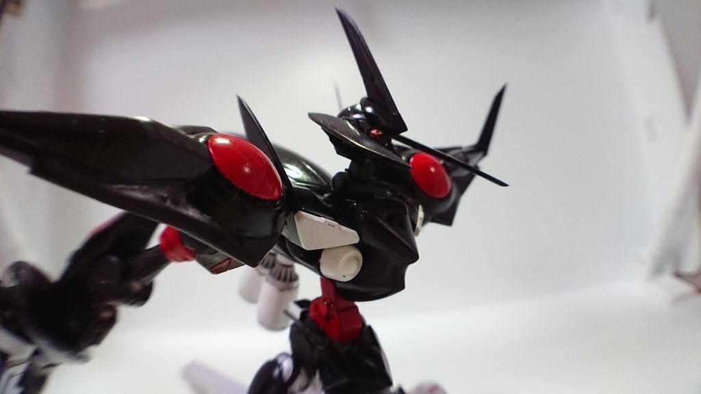 *胸部*
ベースはスサノヲとしているがほぼ別物になっている。固定兵装、バスクードクライシスを備える。
また、肩口には大型グラビカルアンテナを装備。
*GNファング*
アルケーの物と同型のコンテナを背部フレームの保護の為に1基搭載している。搭載数は、5機と少ないが、ホーミングレーザーの屈曲フィールドを利用する事で曲射が可能。
*肩部*
装甲内に展開式ホーミングレーザーを装備、またレーザー制御用グラビカルアンテナを装備している。