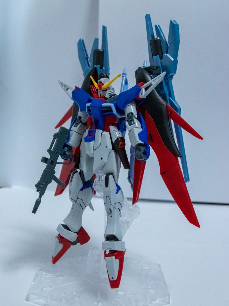 大きな変更点として、背部武装ラックを拡充し攻撃力の向上を図っている。