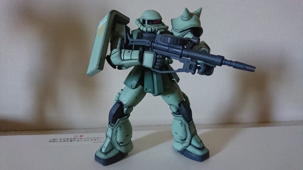 ザクマシンガンも普通に構えられます。