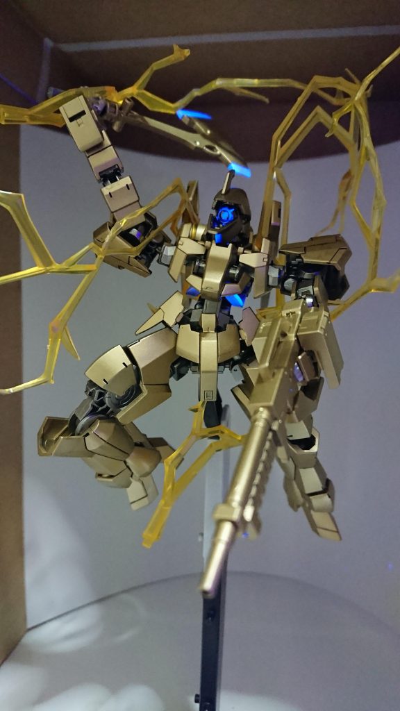 一部は蛍光で色を塗ったのでブラックライトで光ります。