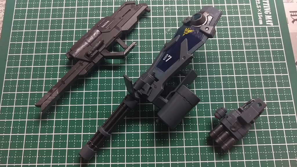 右手に装備している武器は、オルフェンズシリーズのオプションセットについているレールガンです。

こういった威力の高い武器は、グフカスに合いそうかなぁと感じて装備させてみました。