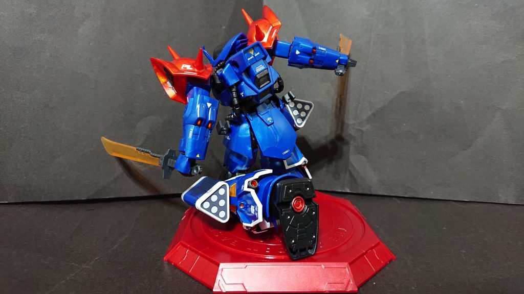 バーニアスラスター内部はメタリックレッドを塗っています。肩の赤と見事に調和してます。