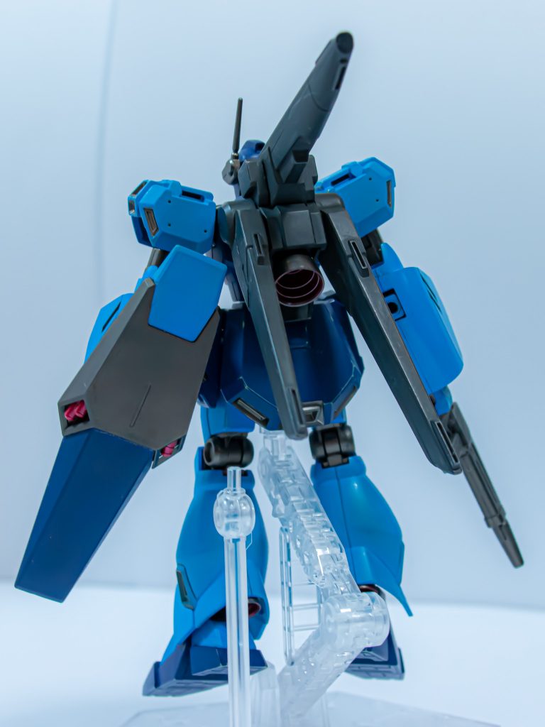 バックパックは高機動型を装備。さらにスラスター出力の高いものへ換装されており、一般兵にはとうてい扱えないピーキーなものになっている。