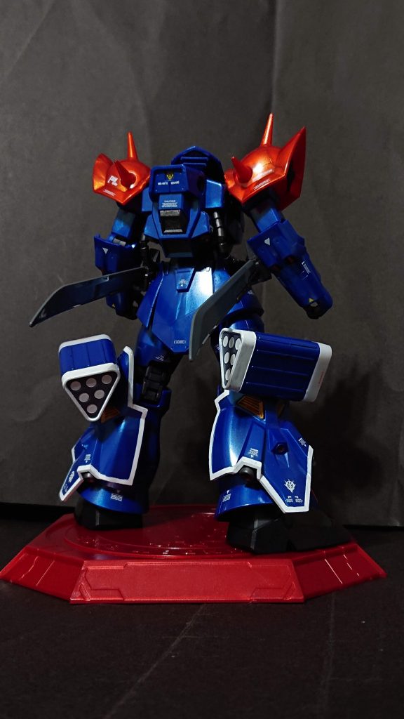 デカールはRE/100のマーキング指示をメインに指示の無いものは自分で位置を決め貼っています。シールは各部スラスターとミサイル弾頭部分のみ貼っています。ランドセルのスラスターのグレーは焼鉄色で塗っています。関節部の成形色と見事にマッチしています。