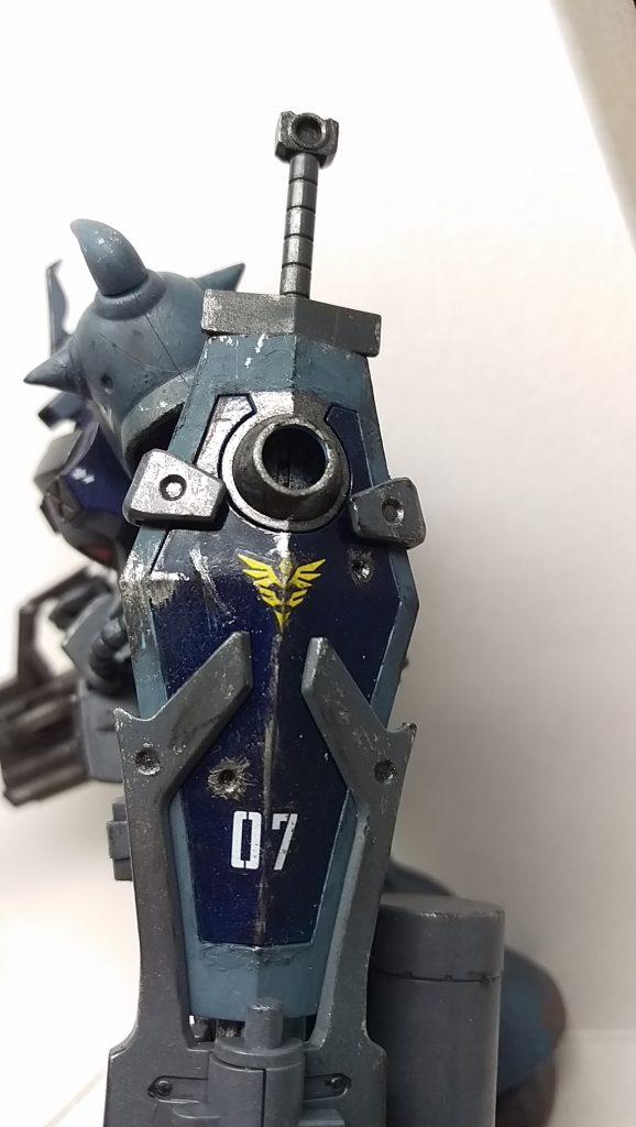 今回はヴェザリングに力を入れてみました。

まず筆塗りで塗装してからデカールを貼り、ピンバイスとデザインナイフでキズをつけます。そこに、シルバー系塗料とヴェザリングマスターをつけてダメージ表現を出しました。