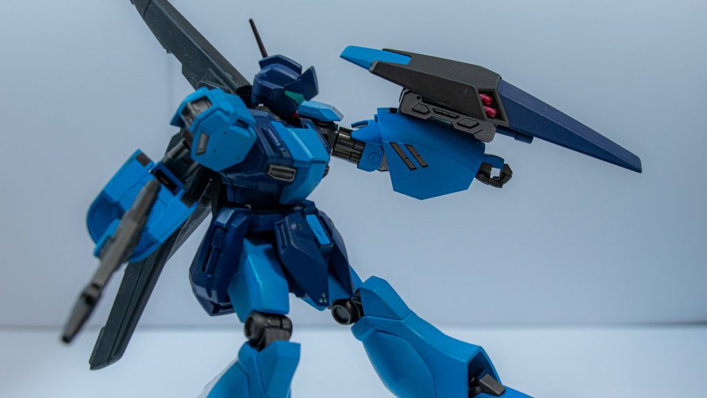 このビームトンファーは基部がいわゆるビームサーベルの柄なので取り出して用いることも可能であり、かつ
ビームガンとしても機能する。シールドに武器を備える風潮が強まるなかで、ハイエンド機のようにビーム兵器の搭載を目論んでの装備と言われているが詳細は不明である。

最後までご覧いただきありがとうございました。