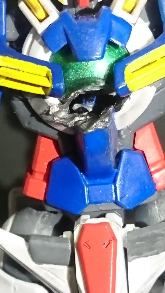 特に今回1番やりたかったボディを改造して、ダメージを受けた隙間から刹那が見える所も自分なりに再現してみました!
実際組んでみると、よく見ないと乗ってるのかわからないですw