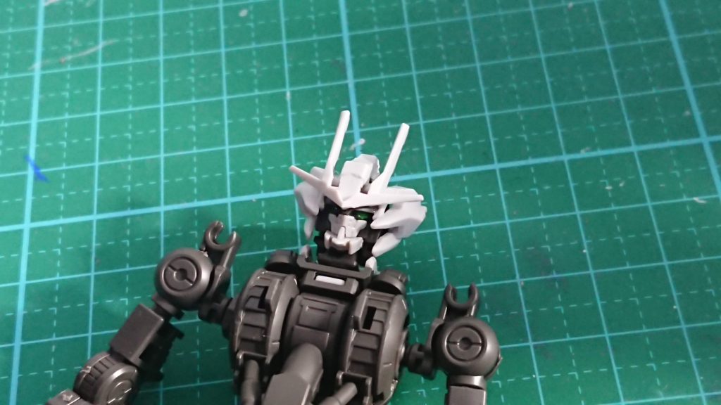 最初はこの顔に合うスラッとした機体にするつもりが‥