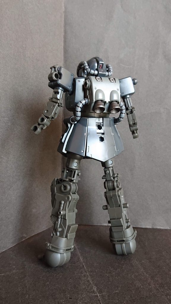 足が新規パーツでガッチリしています。腕は共通パーツです。