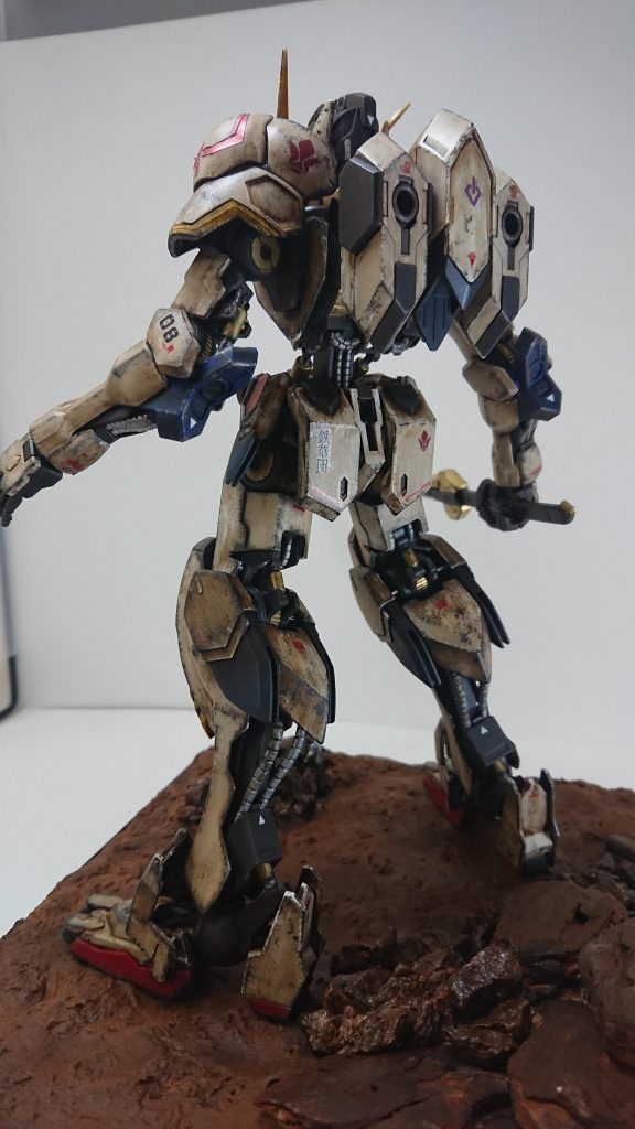 デカール類はガンダムデカールのオルフェンズ用と、汎用の物を併用しました。
汚した後に手に入った物で、後から貼ったので少し不自然になってしまいました。