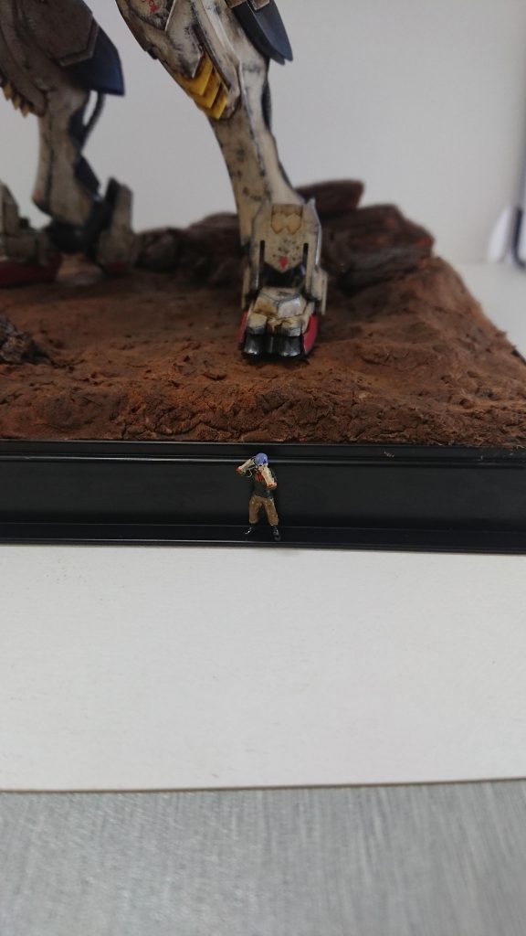 100/1MSフィギュアでオルガ風の人を作成しました。
といってもただ適当に色分けしてるだけなのですが‥(笑)
全然見えないけれど右手で頭の無線に手を当てて通信してるポーズです。
はじめての試みで雑な作りですがこういったことにチャレンジするのも練習になりました。これからはめんどくさらずフィギュア塗装もやろうと思います。