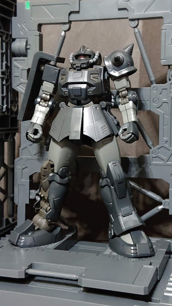 脚の片方のみ前部装甲をつけていない状態。