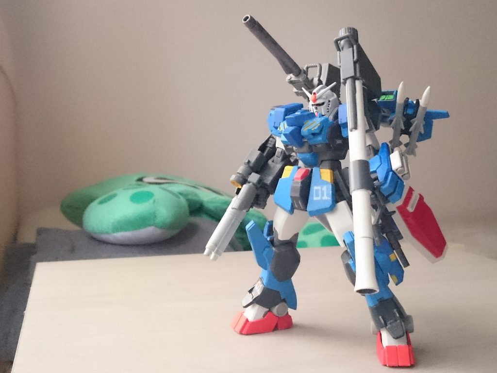 フロント
武装は多いし重心が後ろに寄っているせいで自立させにくい。立てるけど。