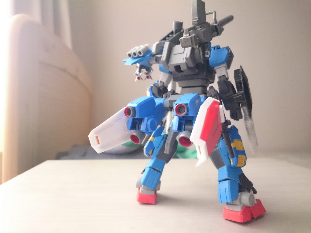 バック
メインスラスターは腰に接続されている。おまけにシールドつけた。
ミサイルベイとセンサー、ショートバレル180mmキャノンを搭載したバックパックを背部に装備しているが、残弾が尽きた場合バックパックごとパージすることも可能。