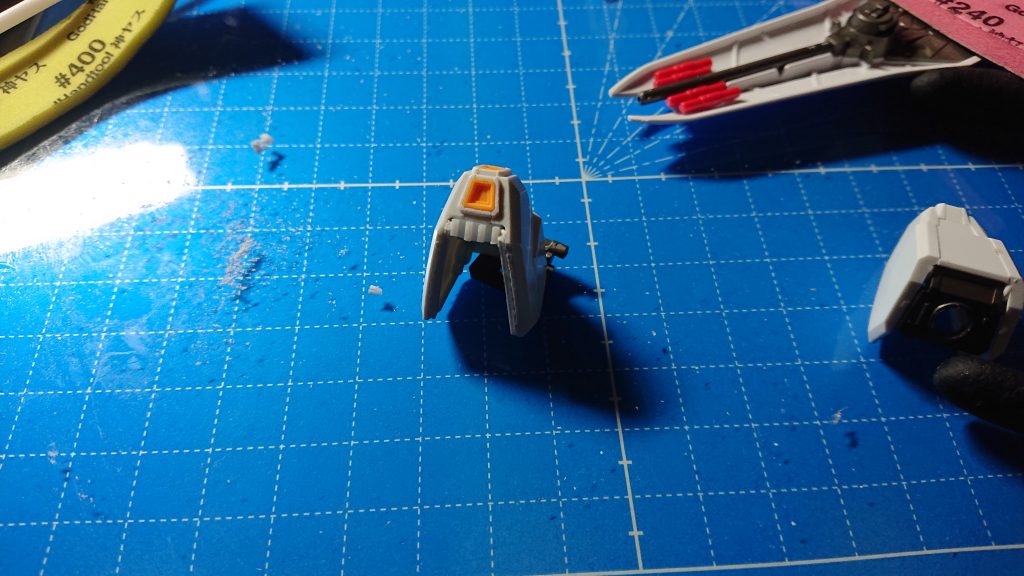 肩内部がスカスカ感があったのでプラ板でちょっとディテールアップ
縁に少し貼ったのと分厚いシイタケで空間を埋めてみました
あんまりうまくいかなかったのでそのうちリトライしてみたいです