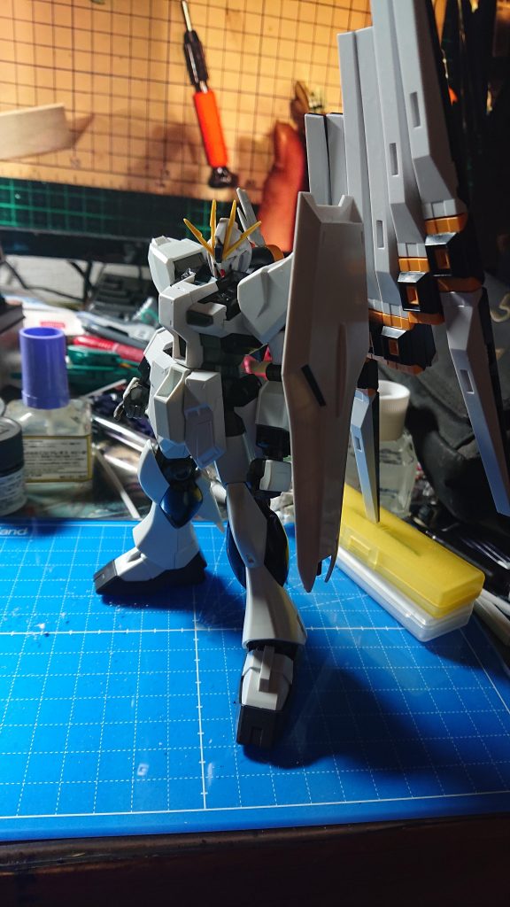 塗装検討段階
塗装は簡単にできるよう、なるべくガンダムマーカーの最新メタリックセットとアドバンスセットを使いました
ブラックはメタリックブラック、カメラはメタリックグリーン、オレンジはメタリックオレンジ
ワンポイントにレッドゴールドとシャインシルバー
装甲裏はアクリジョンのベースグレーの筆塗り
スミ入れはタミヤのスミ入れ塗料です