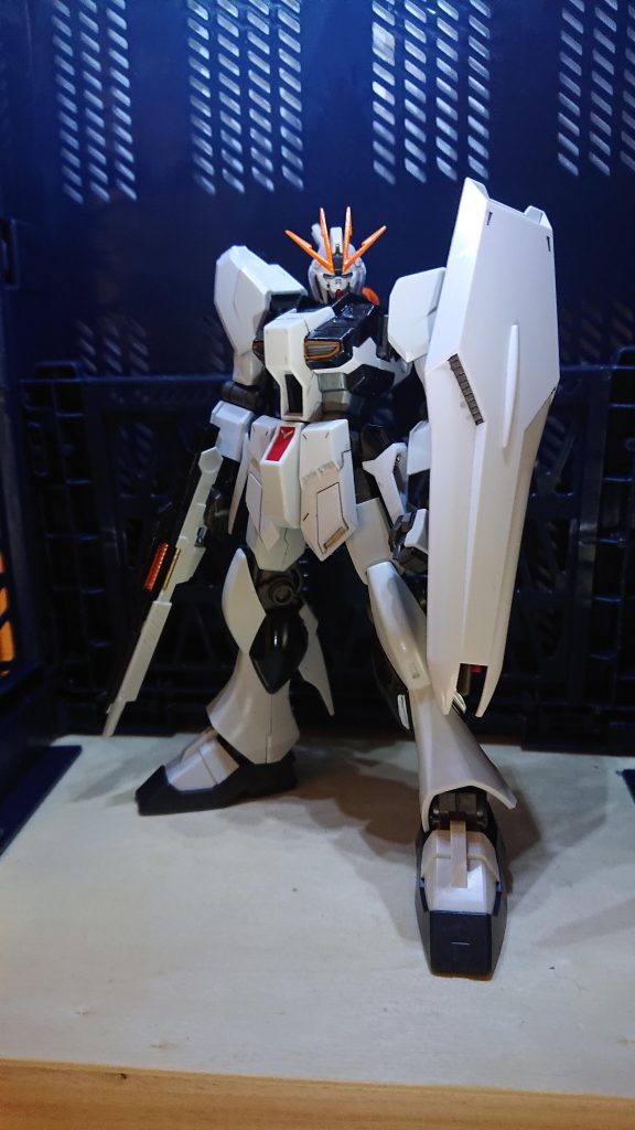 フィンファンネル無し
この形態でずっといじっていたのでこっちが元々考えていたものになります
胸と上腕、フロントスカート、サイドスカートがHi-ν
頭がナラティブ
それ以外はνガンダムです
胴体が上下に小さくなった分を上腕を入れ替えたことで腕を短くし違和感を打ち消しました
νの軸が長いので2㎜弱削っています