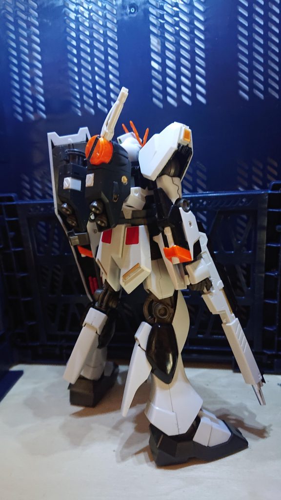 ファンネル無しの背面です
νのランドセルをそのまま取り付けています
Hi-νの背面のポリキャップに3㎜プラ棒をさしてνのランドセルに3㎜穴を開けて接続しています