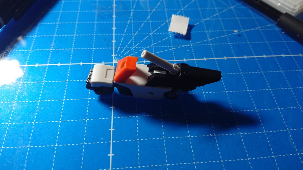 前腕のサーベルラックはHi-νのサーベルを装備
νのものより長いためそのままでは入らないので前のオレンジのパーツに3㎜ピンバイスで穴を開けて入るようにしました