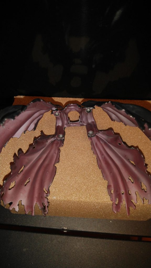 ABCマントの表面は黒色に塗装。裏面は赤黒色に塗り分けてみました。