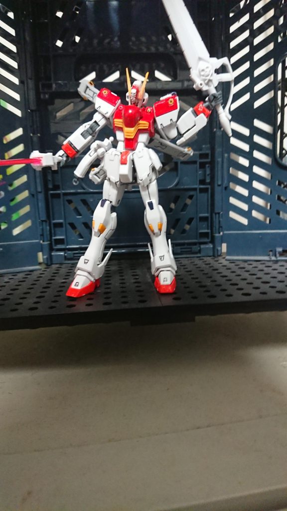 クロスボーンガンダムのオリジナルカラーリング機体です。今年の21機目でございます。自分専用機としてカラーリングを赤くしてみました。ちょっと、初めて、スプレーの塗装だったので、テカテカしているのが失敗したなぁ～と(￣▽￣;)この後に本来ならヤスリがけなのかな？