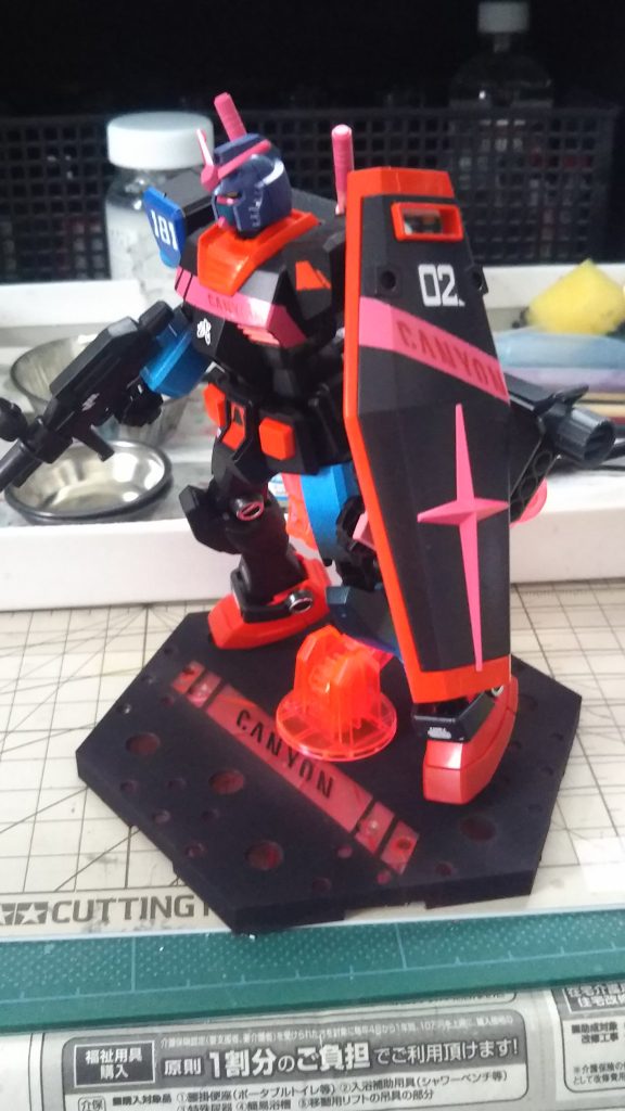 息子が乗っている自転車メーカーのデカールを作って貼り付け、つや消しブラックの車体にデカールが見にくいので好きな色が下地になるよう調整。