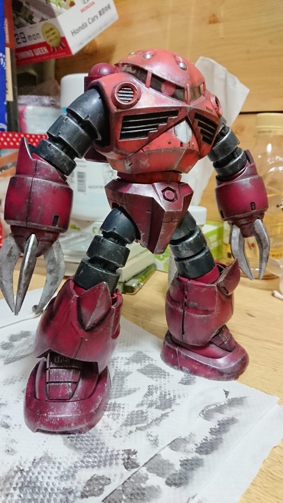 爪はシルバー筆塗りの上から焼鉄色をちょんちょんで使用感を出しました。
この後モノアイを貼るピアスに変更し、全体をウェザリングカラーのホワイトで退色した表現をしてみました。