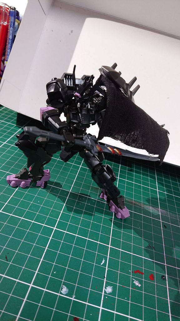 マントは上端に針金を通すことである程度自由に動かせるように。