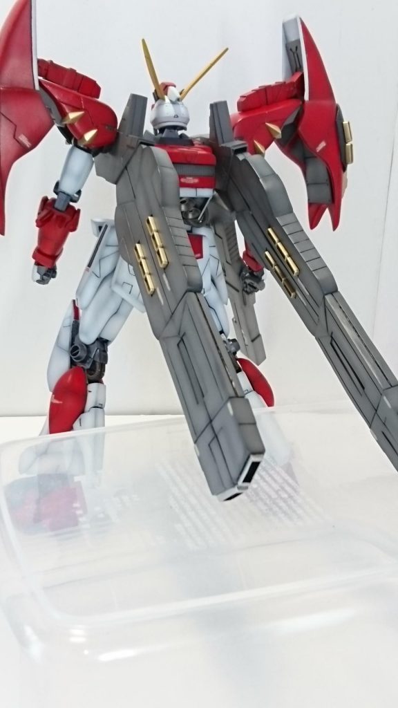 背面。
背部のパーツはロールキャノンという前側に可動する武装。
当時、私は武器は大きく造型する傾向にあったのでかなりデカい上に重いです…